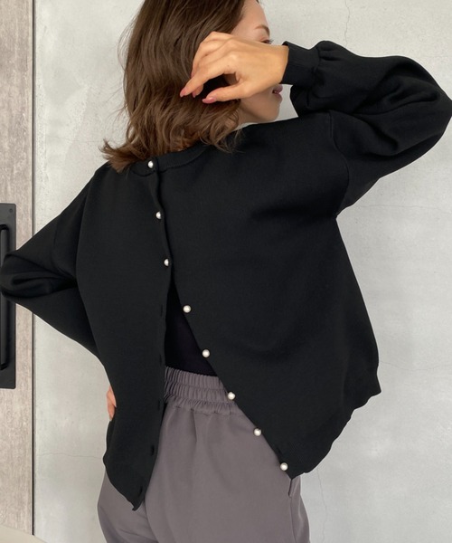 moment+（モーメントプラス）の「前後2WAYパール釦スポンジニット