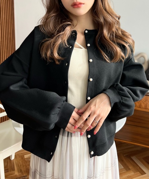 moment+（モーメントプラス）の「前後2WAYパール釦スポンジニット