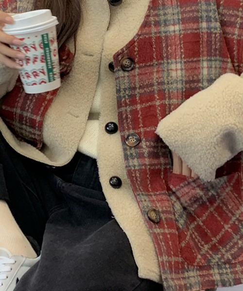 DAY CLOSET(デイ クローゼット)の「レディース オーバーサイズボアジャケット+チェック柄ベストセットアップ 2点セット(ブルゾン・レディース・ホワイト×レッド・ONE SIZE)」の6枚目の写真