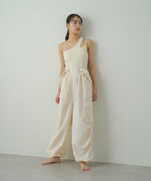 earthy（アーシー）の「【earthy_】リブワンショルデザインタンクトップ（タンクトップ・レディース・アイボリー/ブラック・S/M）」の5枚目の写真