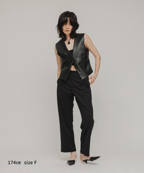 M TO R（ムウトアール）の「［TOPS］FAUX LEATHER CROPPED DESIGN VEST（ベスト・レディース・ブラック・FREE）」の16枚目の写真
