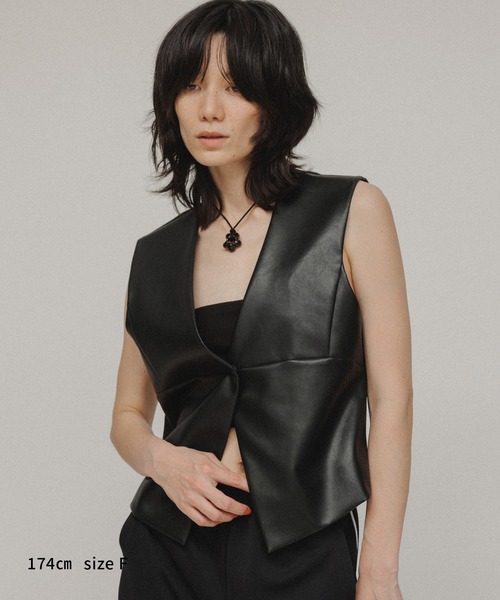 M TO R（ムウトアール）の「［TOPS］FAUX LEATHER CROPPED DESIGN VEST（ベスト・レディース・ブラック・FREE）」の20枚目の写真
