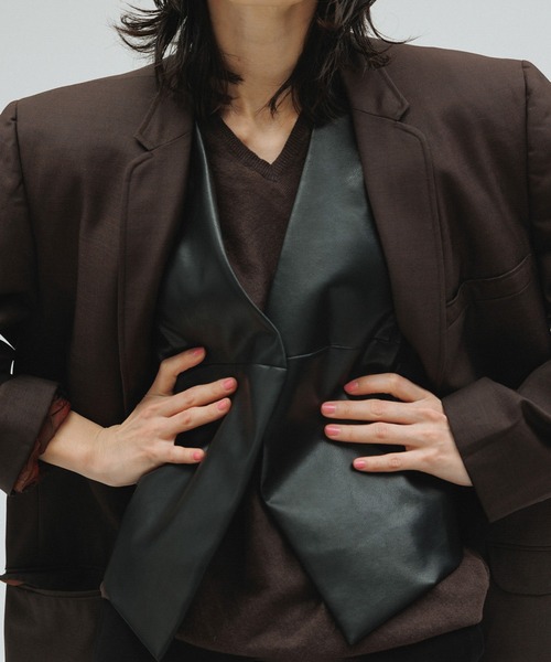 M TO R（ムウトアール）の「［TOPS］FAUX LEATHER CROPPED DESIGN VEST（ベスト・レディース・ブラック・FREE）」の21枚目の写真