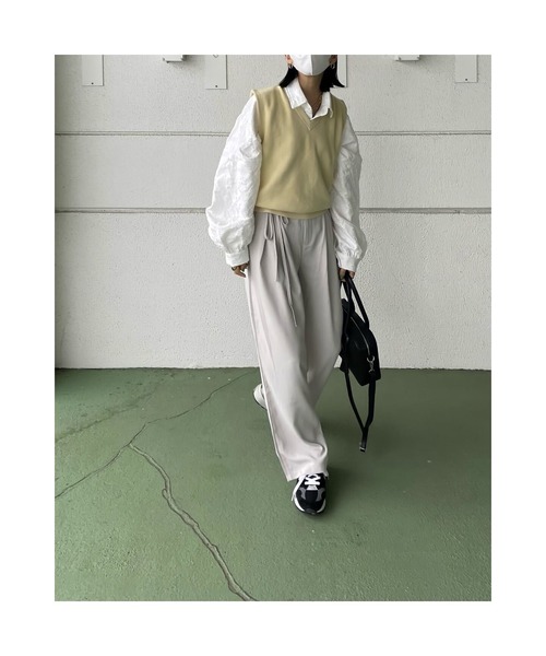 OWLLIDA apartment.(オルリダアパートメント)の「コードタックパンツ(スラックス・レディース・ネイビー/アイボリー・SMALL/MEDIUM)」の1枚目の写真