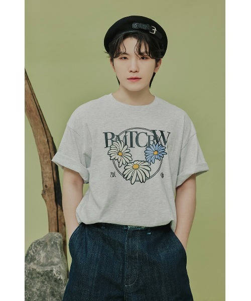 ROMANTIC CROWN（ロマンティッククラウン）の「A'GEM/9 × .kom『ROMANTIC CROWN/ロマンティッククラウン』ROUND FLOWER TEE SHIRT/ラウンドフラワー 半袖Tシャツ（Tシャツ/カットソー・レディース・ライトグレー/ブラック・M/L）」の6枚目の写真