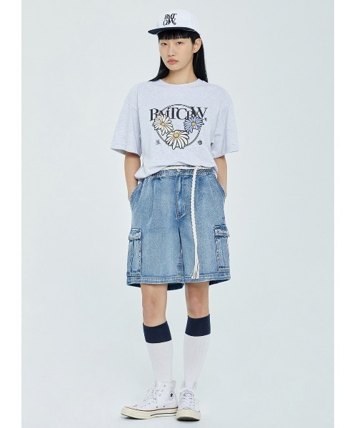ROMANTIC CROWN（ロマンティッククラウン）の「A'GEM/9 × .kom『ROMANTIC CROWN/ロマンティッククラウン』ROUND FLOWER TEE SHIRT/ラウンドフラワー 半袖Tシャツ（Tシャツ/カットソー・レディース・ライトグレー/ブラック・M/L）」の4枚目の写真