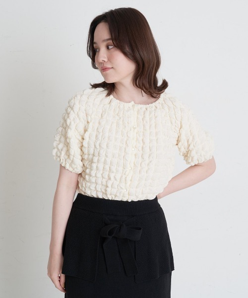 A de a.v.v（アードアー・ヴェ・ヴェ）の「ポコポコボリューム袖プルオーバー（Tシャツ/カットソー・レディース・イエロー/アイボリー/ブラック・39）」の2枚目の写真