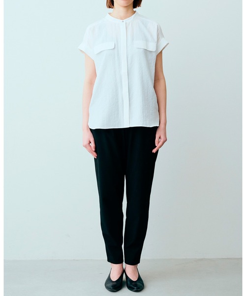 IEDIT（イディット）の「ＩＥＤＩＴ　スマートに決まる比翼仕立てのスタンドカラーブラウス（シャツ/ブラウス・レディース・ホワイト/ネイビー/グレイッシュベージュ・MEDIUM/LARGE/X-LARGE/XX-LARGE/SMALL/XXX-LARGE）」の9枚目の写真