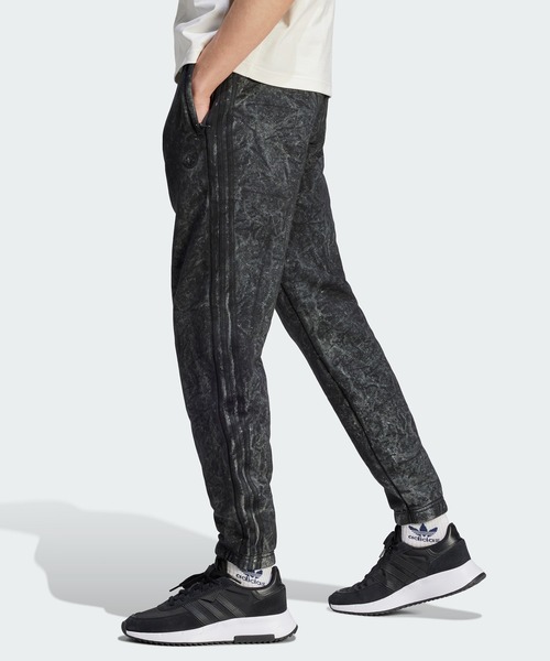 adidas（アディダス）の「BLUE VERSION ウォッシュドパンツ