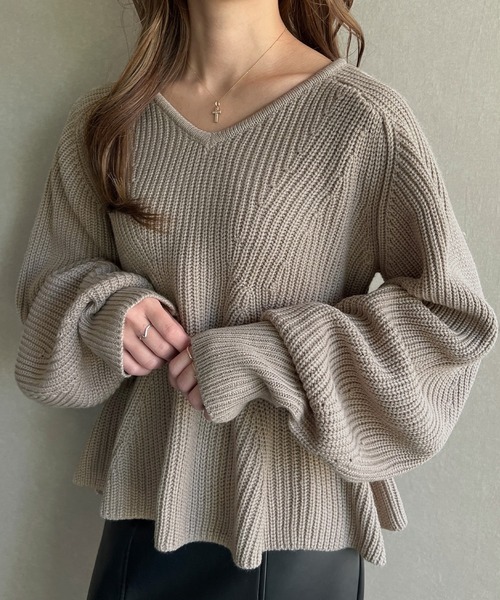 JUNOAH（ジュノア）の「Vネックペプラム畦ニット（ニット/セーター・レディース・ブラック/アイボリー/グレイッシュベージュ・FREE）」の3枚目の写真