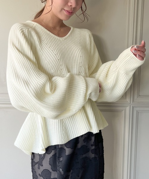 JUNOAH（ジュノア）の「Vネックペプラム畦ニット（ニット/セーター・レディース・ブラック/アイボリー/グレイッシュベージュ・FREE）」の4枚目の写真