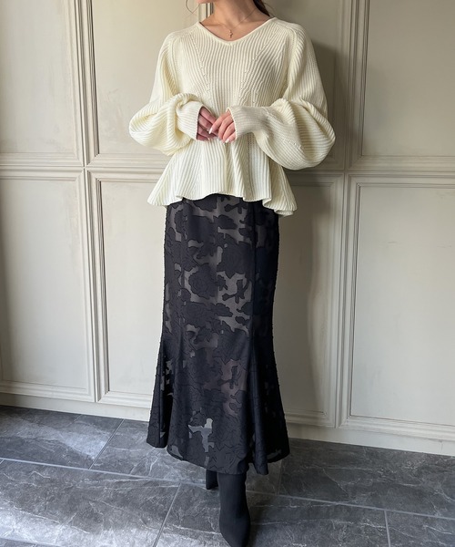 JUNOAH（ジュノア）の「Vネックペプラム畦ニット（ニット/セーター・レディース・ブラック/アイボリー/グレイッシュベージュ・FREE）」の5枚目の写真