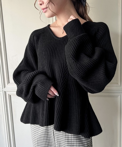 JUNOAH（ジュノア）の「Vネックペプラム畦ニット（ニット/セーター・レディース・ブラック/アイボリー/グレイッシュベージュ・FREE）」の8枚目の写真