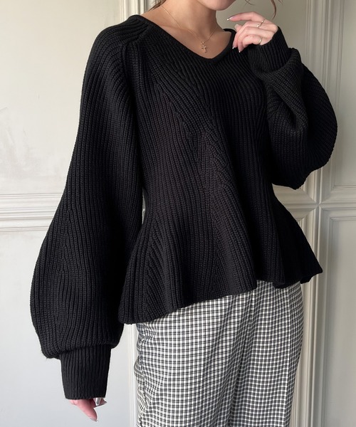 JUNOAH（ジュノア）の「Vネックペプラム畦ニット（ニット/セーター・レディース・ブラック/アイボリー/グレイッシュベージュ・FREE）」の9枚目の写真