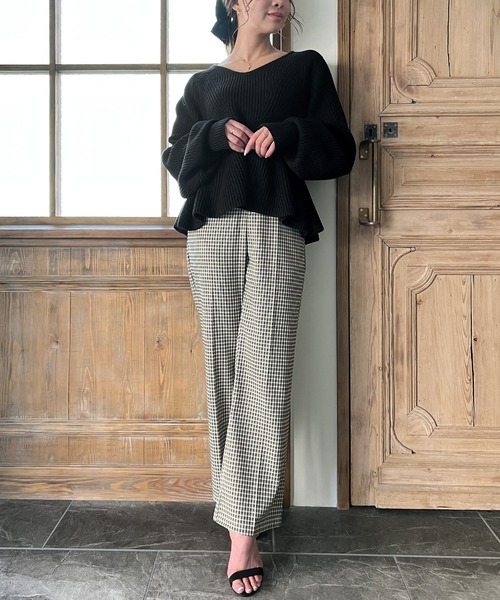 JUNOAH（ジュノア）の「Vネックペプラム畦ニット（ニット/セーター・レディース・ブラック/アイボリー/グレイッシュベージュ・FREE）」の11枚目の写真