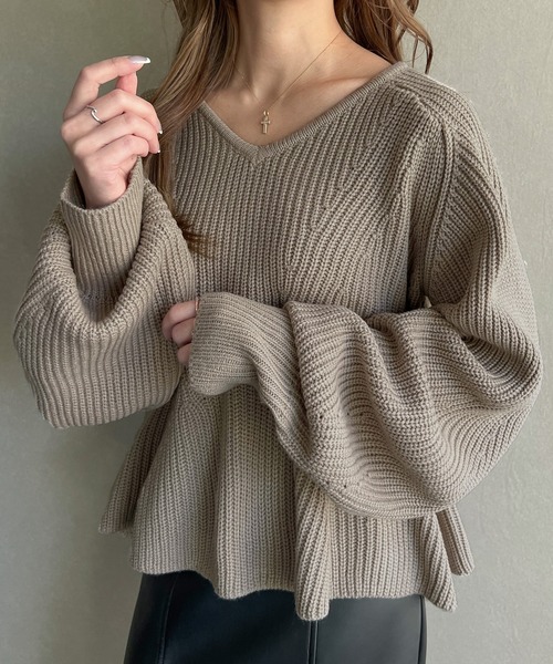 JUNOAH（ジュノア）の「Vネックペプラム畦ニット（ニット/セーター・レディース・ブラック/アイボリー/グレイッシュベージュ・FREE）」の12枚目の写真