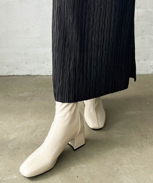 SallyLunn(サリーラン)の「フェイクレザーショートブーツ(ブーツ・レディース・ブラック/アイボリー/ベージュ・MEDIUM/SMALL/LARGE)」の4枚目の写真