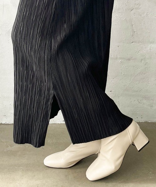 SallyLunn(サリーラン)の「フェイクレザーショートブーツ(ブーツ・レディース・ブラック/アイボリー/ベージュ・MEDIUM/SMALL/LARGE)」の5枚目の写真