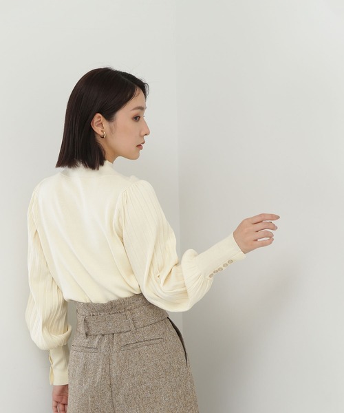 NATURAL BEAUTY BASIC（ナチュラルビューティーベーシック）の「◇プリーツスリーブハイネックニット（ニット/セーター・レディース・グレイッシュベージュ/オフホワイト/ブルー/チャコールグレー・FREE）」の10枚目の写真