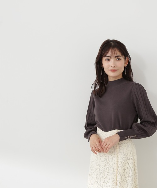 NATURAL BEAUTY BASIC（ナチュラルビューティーベーシック）の「◇プリーツスリーブハイネックニット（ニット/セーター・レディース・グレイッシュベージュ/オフホワイト/ブルー/チャコールグレー・FREE）」の13枚目の写真