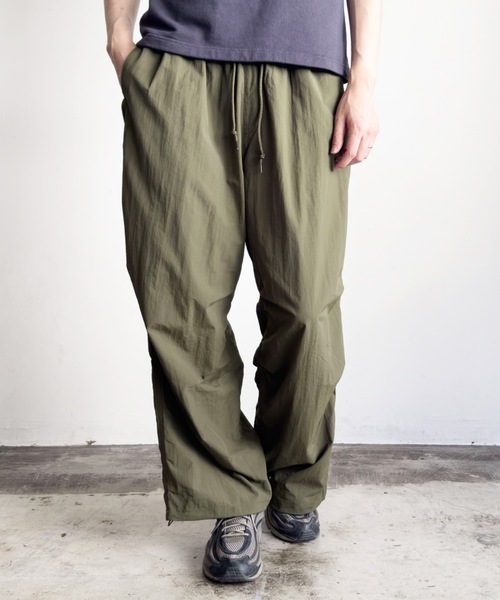 COMMON WARE(コモンウェアー)の「COMMONWARE:ナイロンワッシャーパラシュートパンツ(カーゴパンツ・レディース・オフホワイト/カーキ/ブラック・XL/L/M)」の3枚目の写真