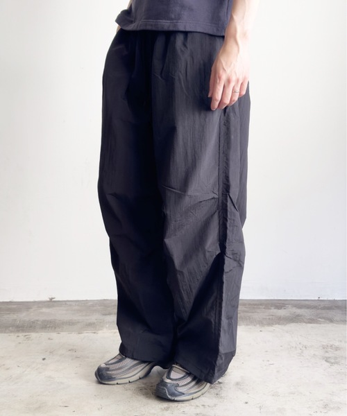 COMMON WARE(コモンウェアー)の「COMMONWARE:ナイロンワッシャーパラシュートパンツ(カーゴパンツ・レディース・オフホワイト/カーキ/ブラック・XL/L/M)」の2枚目の写真