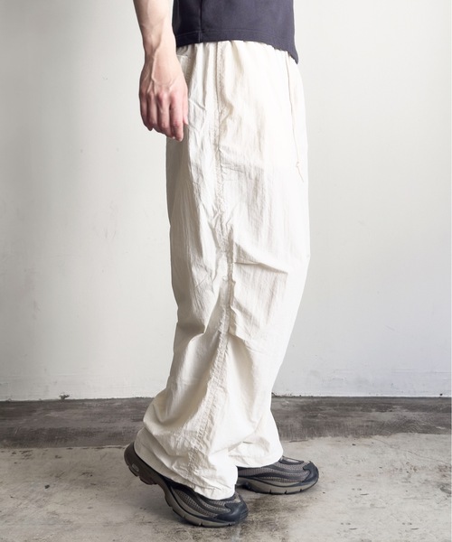 COMMON WARE(コモンウェアー)の「COMMONWARE:ナイロンワッシャーパラシュートパンツ(カーゴパンツ・レディース・オフホワイト/カーキ/ブラック・XL/L/M)」の5枚目の写真