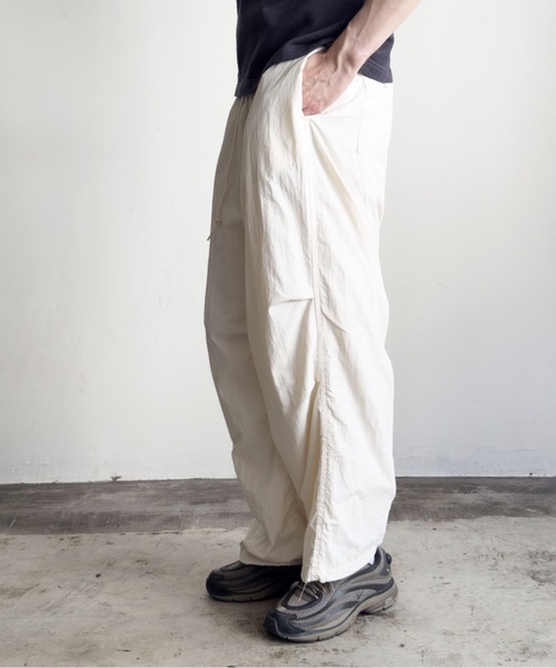 COMMON WARE(コモンウェアー)の「COMMONWARE:ナイロンワッシャーパラシュートパンツ(カーゴパンツ・レディース・オフホワイト/カーキ/ブラック・XL/L/M)」の7枚目の写真