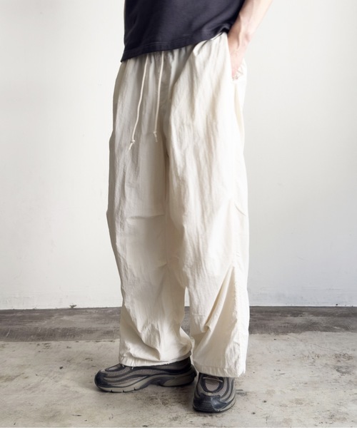 COMMON WARE(コモンウェアー)の「COMMONWARE:ナイロンワッシャーパラシュートパンツ(カーゴパンツ・レディース・オフホワイト/カーキ/ブラック・XL/L/M)」の8枚目の写真