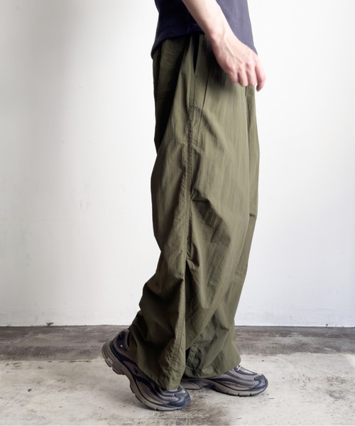 COMMON WARE(コモンウェアー)の「COMMONWARE:ナイロンワッシャーパラシュートパンツ(カーゴパンツ・レディース・オフホワイト/カーキ/ブラック・XL/L/M)」の13枚目の写真