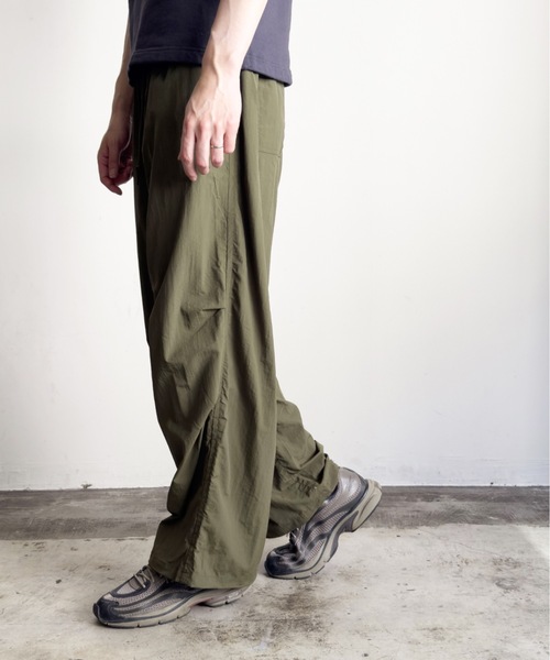 COMMON WARE(コモンウェアー)の「COMMONWARE:ナイロンワッシャーパラシュートパンツ(カーゴパンツ・レディース・オフホワイト/カーキ/ブラック・XL/L/M)」の14枚目の写真
