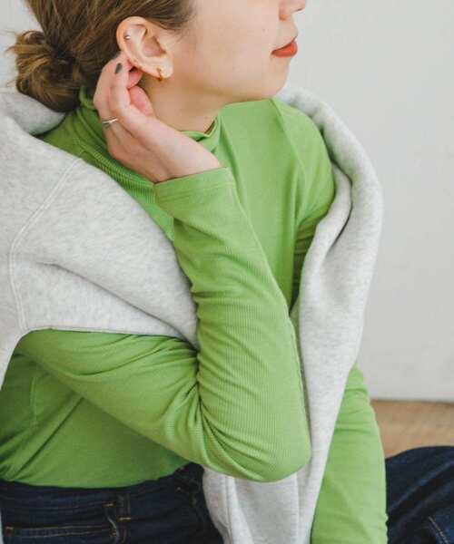 ITEMS URBANRESEARCH（アイテムズ アーバンリサーチ）の「リブタートルネックカットソー（Tシャツ/カットソー・レディース・グリーン/オフホワイト/グレー系その他/ブラック・FREE）」の15枚目の写真