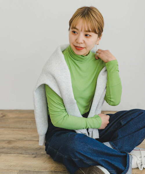 ITEMS URBANRESEARCH（アイテムズ アーバンリサーチ）の「リブタートルネックカットソー（Tシャツ/カットソー・レディース・グリーン/オフホワイト/グレー系その他/ブラック・FREE）」の17枚目の写真