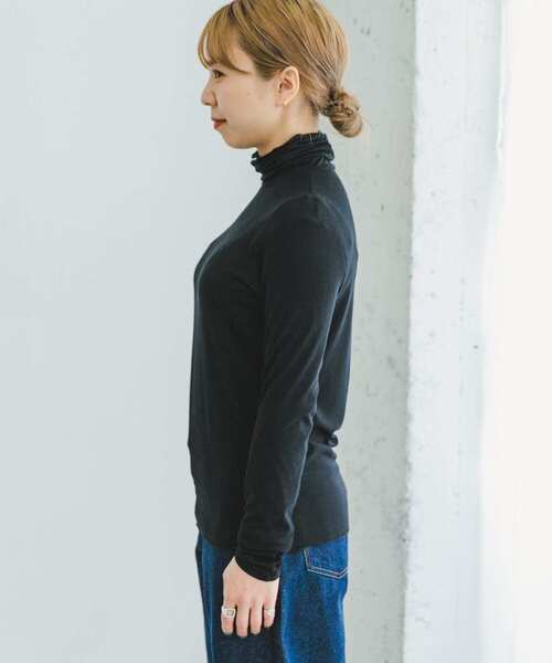 ITEMS URBANRESEARCH（アイテムズ アーバンリサーチ）の「リブタートルネックカットソー（Tシャツ/カットソー・レディース・グリーン/オフホワイト/グレー系その他/ブラック・FREE）」の19枚目の写真