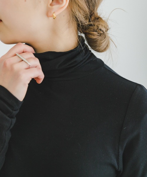 ITEMS URBANRESEARCH（アイテムズ アーバンリサーチ）の「リブタートルネックカットソー（Tシャツ/カットソー・レディース・グリーン/オフホワイト/グレー系その他/ブラック・FREE）」の21枚目の写真