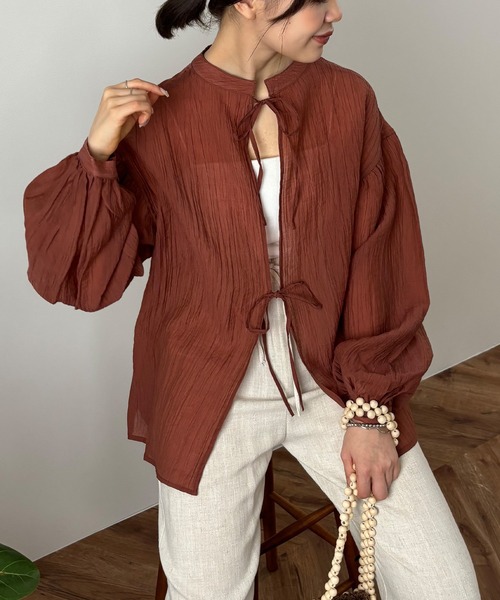 ISOOK（アイスー）の「【ISOOK / アイスー】ワッシャー2WAYリボンルーズブラウス  / シワ加工 ボリュームスリーブ パフスリーブ シアー スタンドカラー ZOZOTOWN限定（シャツ/ブラウス・レディース・ダークグリーン/オレンジ/ブラック・FREE）」の3枚目の写真
