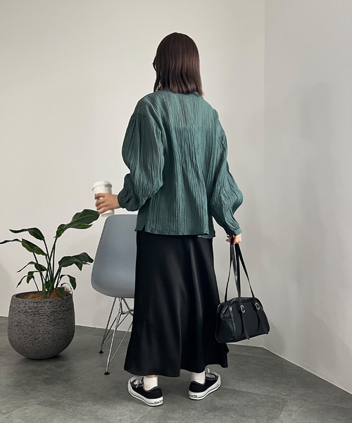 ISOOK（アイスー）の「【ISOOK / アイスー】ワッシャー2WAYリボンルーズブラウス  / シワ加工 ボリュームスリーブ パフスリーブ シアー スタンドカラー ZOZOTOWN限定（シャツ/ブラウス・レディース・ダークグリーン/オレンジ/ブラック・FREE）」の11枚目の写真