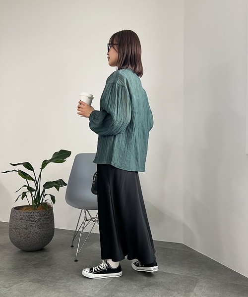ISOOK（アイスー）の「【ISOOK / アイスー】ワッシャー2WAYリボンルーズブラウス  / シワ加工 ボリュームスリーブ パフスリーブ シアー スタンドカラー ZOZOTOWN限定（シャツ/ブラウス・レディース・ダークグリーン/オレンジ/ブラック・FREE）」の12枚目の写真