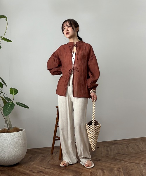 ISOOK（アイスー）の「【ISOOK / アイスー】ワッシャー2WAYリボンルーズブラウス  / シワ加工 ボリュームスリーブ パフスリーブ シアー スタンドカラー ZOZOTOWN限定（シャツ/ブラウス・レディース・ダークグリーン/オレンジ/ブラック・FREE）」の6枚目の写真