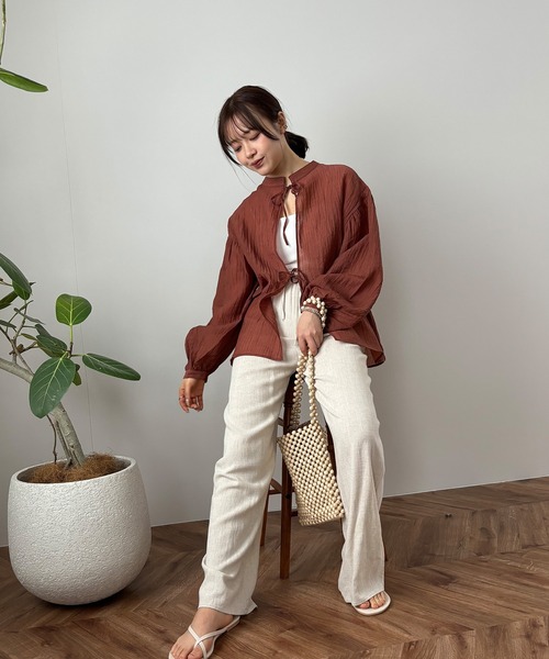 ISOOK（アイスー）の「【ISOOK / アイスー】ワッシャー2WAYリボンルーズブラウス  / シワ加工 ボリュームスリーブ パフスリーブ シアー スタンドカラー ZOZOTOWN限定（シャツ/ブラウス・レディース・ダークグリーン/オレンジ/ブラック・FREE）」の7枚目の写真