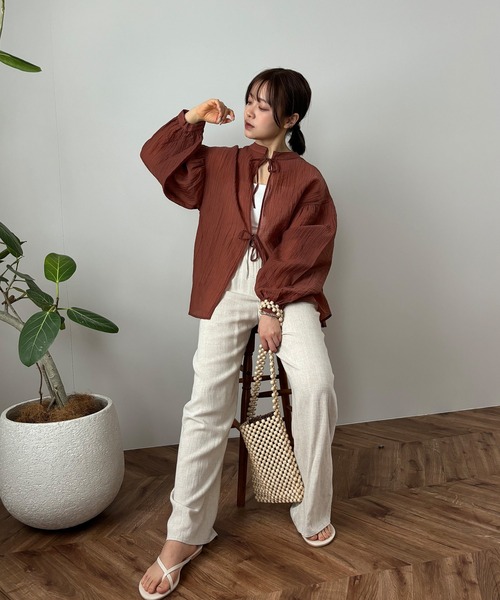 ISOOK（アイスー）の「【ISOOK / アイスー】ワッシャー2WAYリボンルーズブラウス  / シワ加工 ボリュームスリーブ パフスリーブ シアー スタンドカラー ZOZOTOWN限定（シャツ/ブラウス・レディース・ダークグリーン/オレンジ/ブラック・FREE）」の8枚目の写真