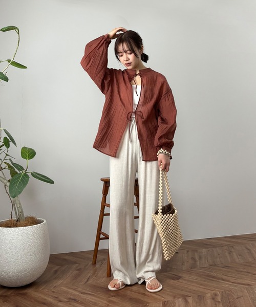 ISOOK（アイスー）の「【ISOOK / アイスー】ワッシャー2WAYリボンルーズブラウス  / シワ加工 ボリュームスリーブ パフスリーブ シアー スタンドカラー ZOZOTOWN限定（シャツ/ブラウス・レディース・ダークグリーン/オレンジ/ブラック・FREE）」の21枚目の写真