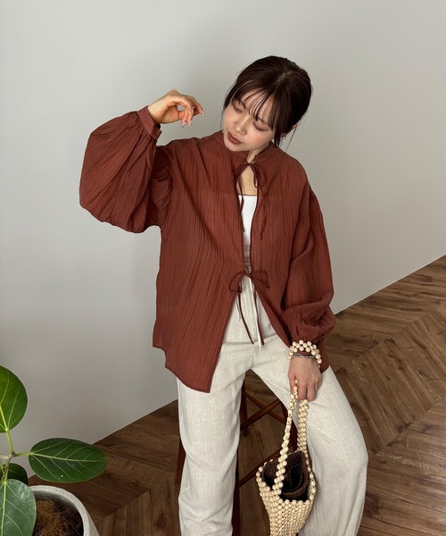 ISOOK（アイスー）の「【ISOOK / アイスー】ワッシャー2WAYリボンルーズブラウス  / シワ加工 ボリュームスリーブ パフスリーブ シアー スタンドカラー ZOZOTOWN限定（シャツ/ブラウス・レディース・ダークグリーン/オレンジ/ブラック・FREE）」の4枚目の写真
