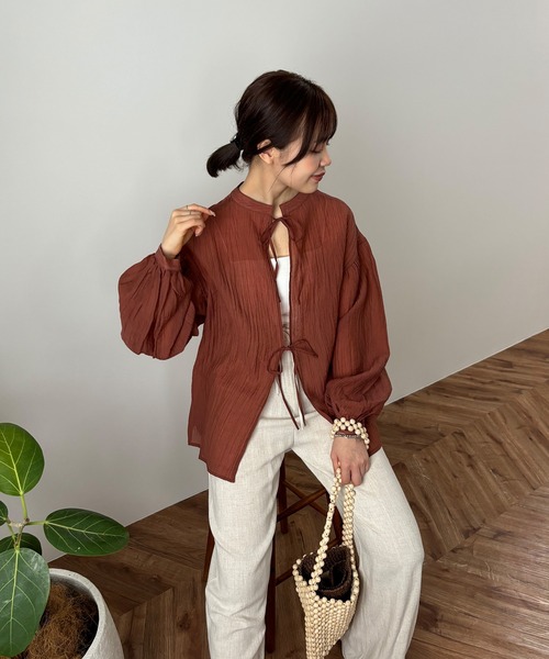ISOOK（アイスー）の「【ISOOK / アイスー】ワッシャー2WAYリボンルーズブラウス  / シワ加工 ボリュームスリーブ パフスリーブ シアー スタンドカラー ZOZOTOWN限定（シャツ/ブラウス・レディース・ダークグリーン/オレンジ/ブラック・FREE）」の5枚目の写真