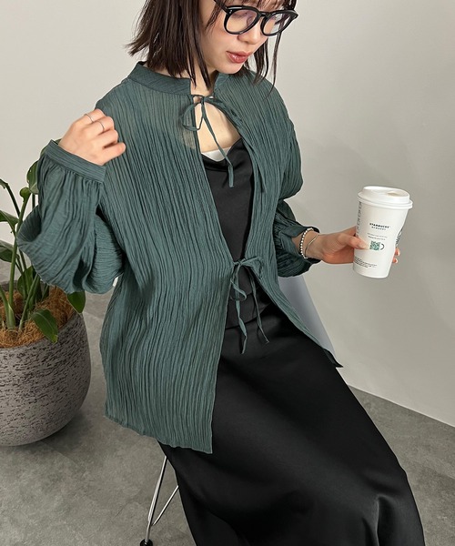 ISOOK（アイスー）の「【ISOOK / アイスー】ワッシャー2WAYリボンルーズブラウス  / シワ加工 ボリュームスリーブ パフスリーブ シアー スタンドカラー ZOZOTOWN限定（シャツ/ブラウス・レディース・ダークグリーン/オレンジ/ブラック・FREE）」の9枚目の写真