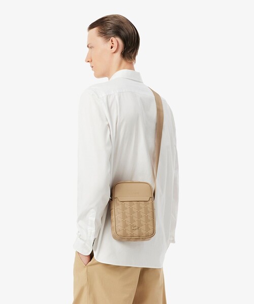 LACOSTE モノグラムバーティカルショルダーバッグ【新品•未使用】ラコステ ザ ブレンド モノグラムバーティカルショルダーバッグ（ショルダー