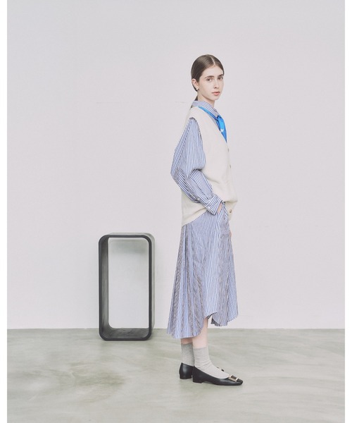 Emma Francis(エマフランシス)の「スクエアトゥ ゴールドプレート 2cmヒール パンプス(パンプス・レディース・チャコールグレー/アイボリー/ブラック・22.5cm/22.0cm/23.5cm/23.0cm/25.0cm/24.5cm/24.0cm)」の15枚目の写真