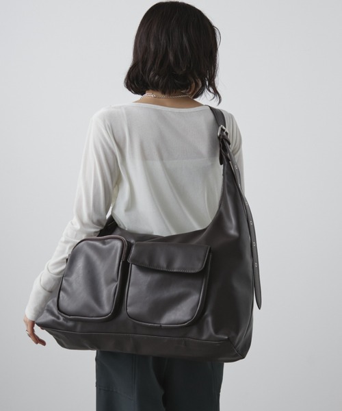 Aunt Marie's（アントマリーズ）の「アウトポケットワンハンドルBIGショルダー/A4・ノートパソコン収納可（ショルダーバッグ・レディース・ブラック/カーキ/ベージュ/ブラウン・FREE）」の6枚目の写真