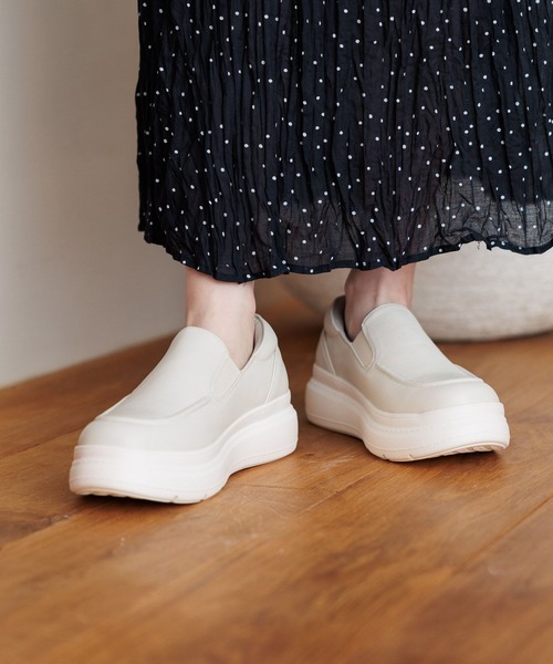 studio CLIP（スタディオクリップ）の「【消臭/抗菌防臭/クッションインソール】軽らく厚底スリッポン（スリッポン・レディース・ブラック/ホワイト・MEDIUM/LARGE）」の3枚目の写真