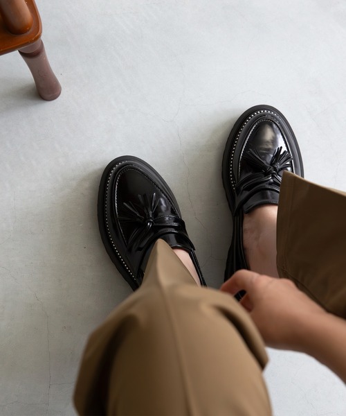 menue（メヌエ）の「スタッズ トラックソール 厚底ローファー